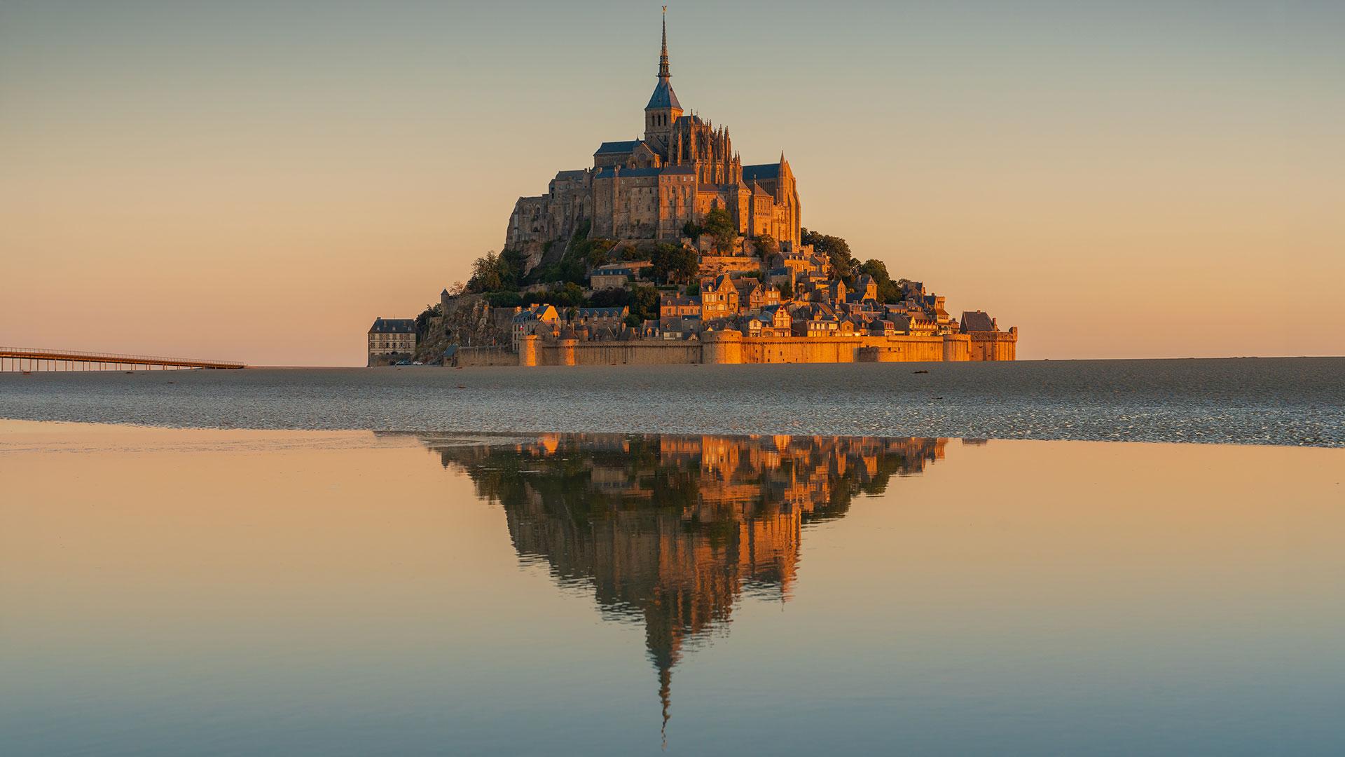 Mont_St_Michel_at_sunrise_abadia